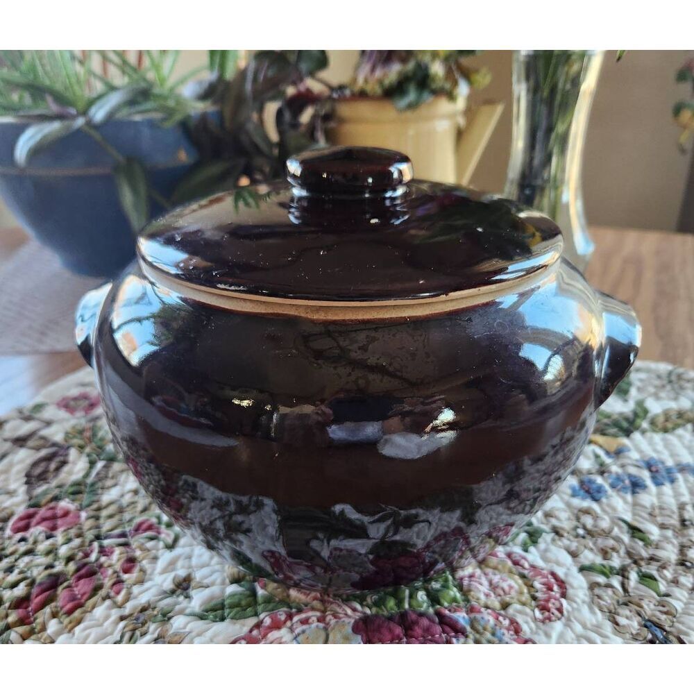 Vintage brown decorative collectable stoneware pot/cookie jar with lid